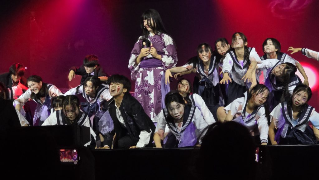 La troupe Youth Theater Japan lors du spectacle Purple Spiral à Japan Expo